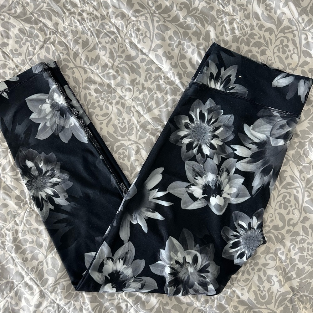 Aeropostale live love dream workout capris XL